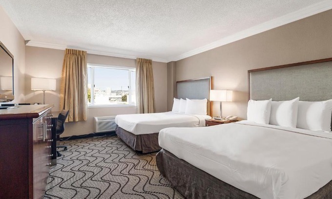 Produce and Waterfront Hotel | Explore Jack London Inn: Pet-Friendly with Breakfast Options