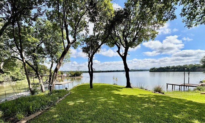 White Settlement House | Relax at Jack on the Rocks Lake House near Fort Worth