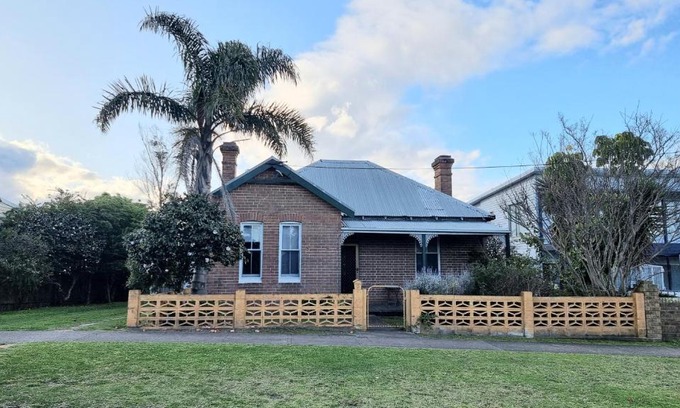 Eden House | Charming Jack Rodd Cottage with Oceanfront Views