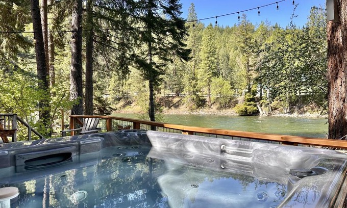 Leavenworth Cabin | Comfortable Jack's Cabin with Hot Tub & Pet-Friendly Options