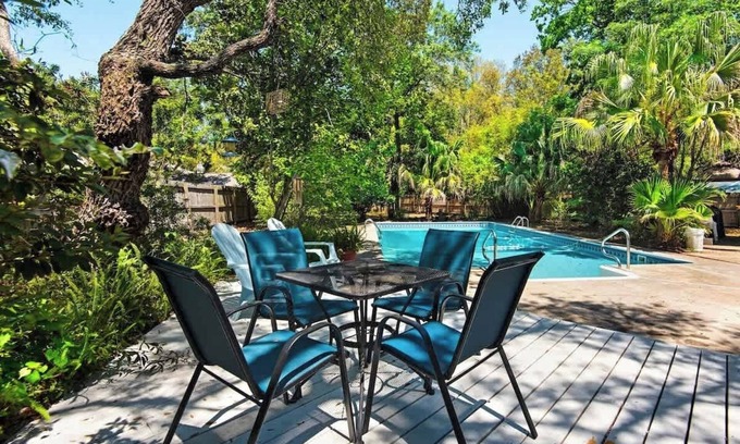 Gulf Breeze Apartment | Relax at Jack's Place: Poolside Escape Near the Beaches