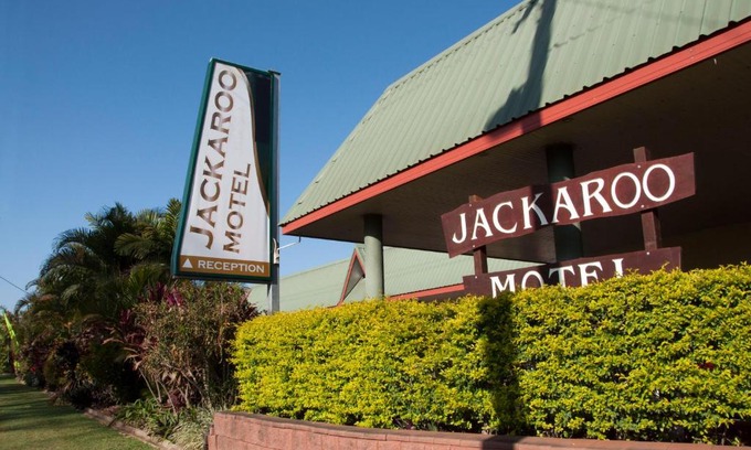 Mareeba Hotel | Discover Jackaroo Motel: Family-Friendly with Pool Access