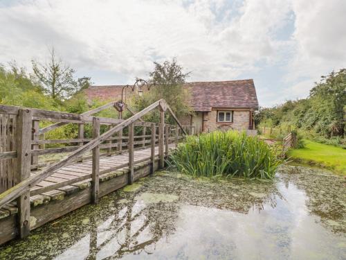 Gloucester House | Pet-Friendly Escape at Jackdaw's Roost - A 4-Star Retreat