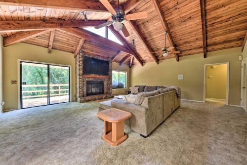 Arlington House | Inviting Jacksonville Home with 1 Acre, Near the Beach