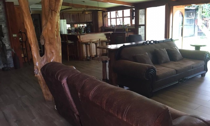 Barrio Ricos y Famosos House | JACO Trinity Oasis - Inviting 4/3 Gem near Beach & Town
