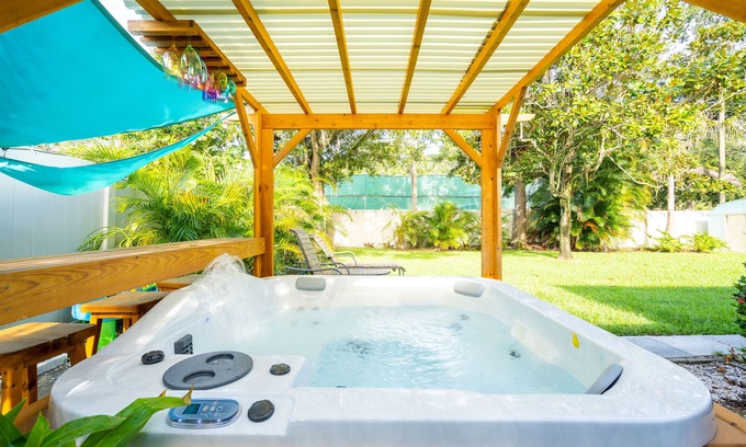 South Pinellas Community Council House | Relaxing Jacuzzi & Pet-Friendly Retreat Near Beautiful Beaches
