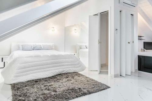 Milan Apartment | Relaxing Jacuzzi Duomo Suites with Hot Tub & Free Parking
