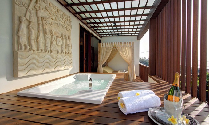 Sukawati Villa | Relaxing Jacuzzi Garden View Villa Near Purnama Beach