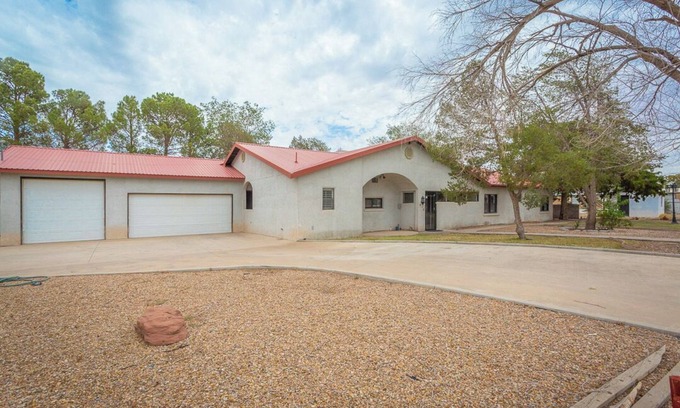 Artesia House | Relaxing Jacuzzi Retreat - Minutes from FLETC Attractions