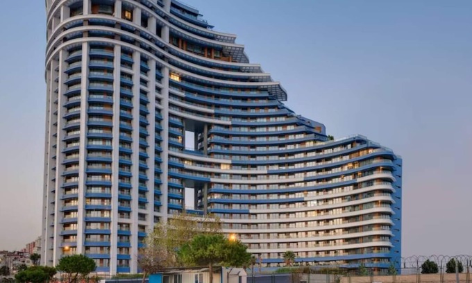 Zeytinburnu Apartment | Jacuzzi on balcony with Princes' Islands view