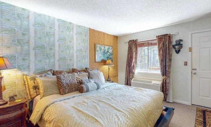 Eureka Springs Historic District Hotel | Top-Rated Jacuzzi Suite 205 at Tradewinds - Great Amenities