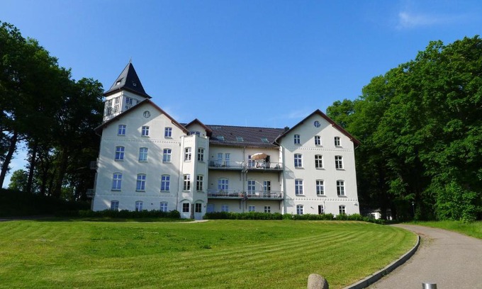 Hohen Niendorf Apartment | Oceanfront Escape at Jadgschloss zu Hohen Niendorf