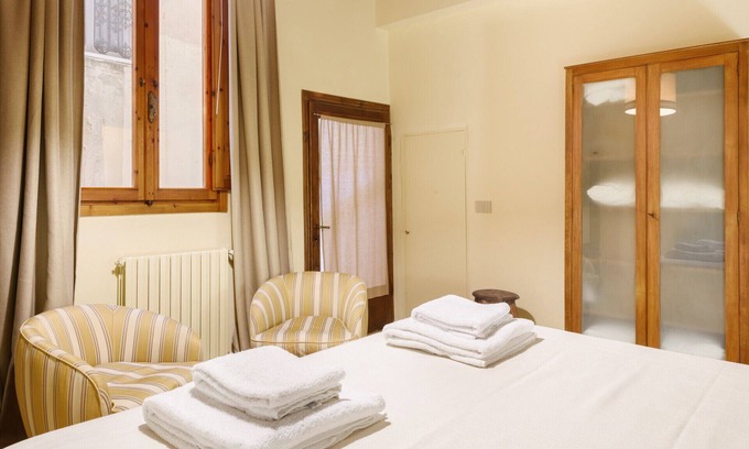 Santo Spirito Apartment | Ideal Jaguà Apartment in Florence with Breakfast & Kitchen