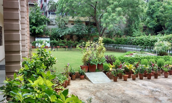 Pink City Hotel | Discover Jai Niwas: Family-Friendly Stay with Breakfast