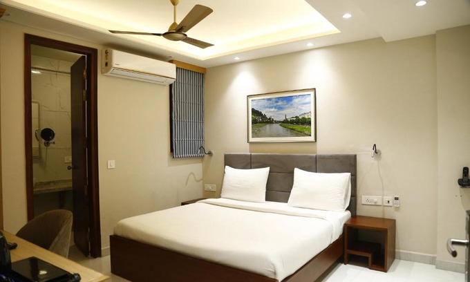 Dwarka Hotel | Guest Rated 9/10: JAIMINIS LANDMARK with Hot Tub & Breakfast