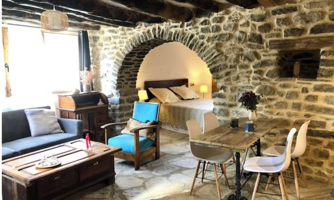 San Felices de Ara Apartment | Jal House: Cozy Stone Apartment with Fireplace & Spa
