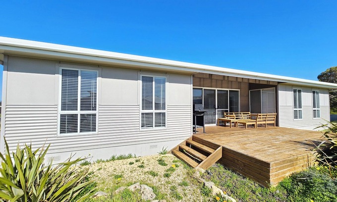 Waterhouse House | Relax at Jama - Steps from Robes' Longbeach! Child-Friendly