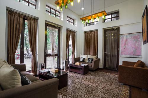 Gondangdia House | Budget-Friendly ARCS House Menteng with Oceanfront Pool