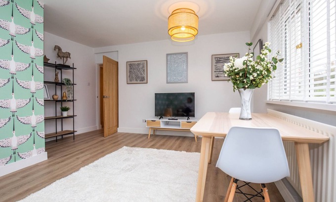 Merthyr Tydfil Apartment | Enjoy Breakfast at James' Place by The Taff