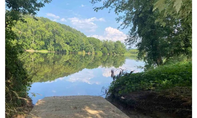 Schuyler House | James river Access Buckingham County Cabin