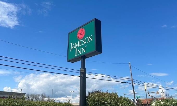 Winder Hotel | Relaxing Stay at Jameson Inn Winder with Pool & Breakfast