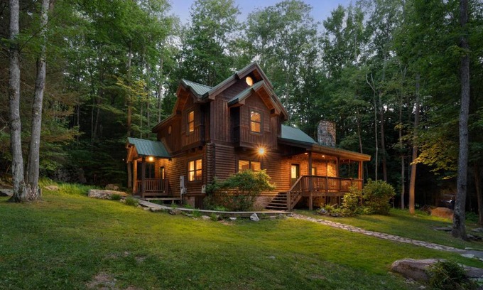 Thayerville House | Elegant Jamesons Cabin: 10/10 Rated, Hot Tub & Pet Friendly