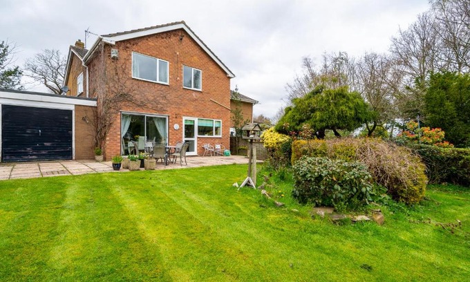 Wrexham House | Pet-Friendly Retreat at Jane & Julies Place - Rated 9.3/10
