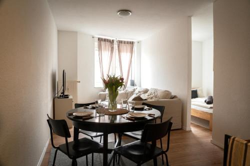 Bruhl Apartment | Couple's Retreat near Mannheim - Child-Friendly Japandi Style