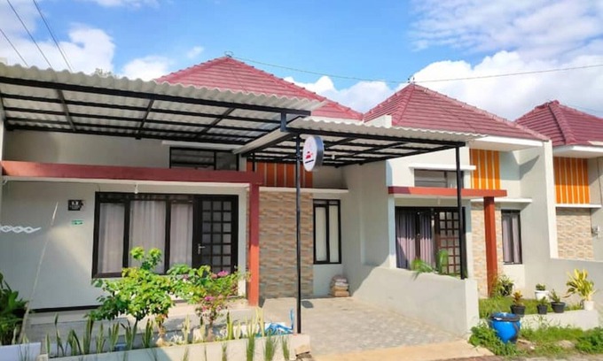 Dinoyo House | Welcoming Japanese Villa Naomy Residence for Families