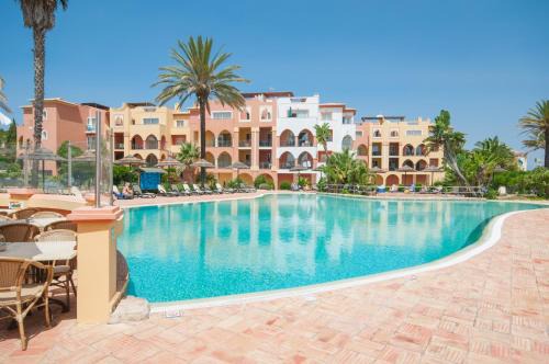 Meia Praia Resort | Discover Jardim da Meia Praia Resort: Oceanfront Oasis Awaits