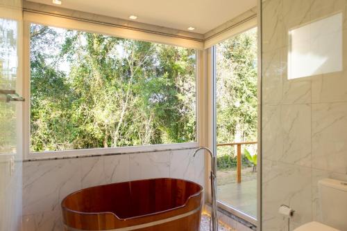Garibaldi Ski Chalet | Unforgettable Stays at Jardim das Pipas with Spa & Hot Tub