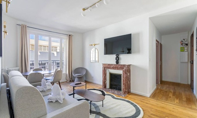 Quartier de la Salpetriere Apartment | Comfort at Jardin des Plantes: Pet-Friendly & Family-Ready