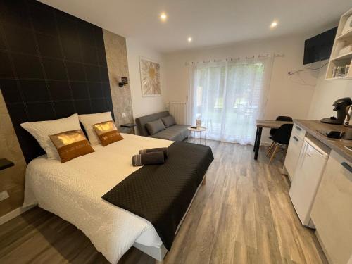 La Ravoire House | Discover Jardin Privé 1: A Family-Friendly Retreat