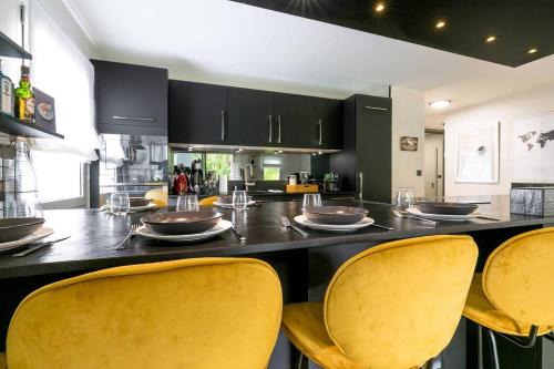 Faubourg Sud Apartment | Elegant Jardin Wilson: 4-Star Family-Friendly Retreat