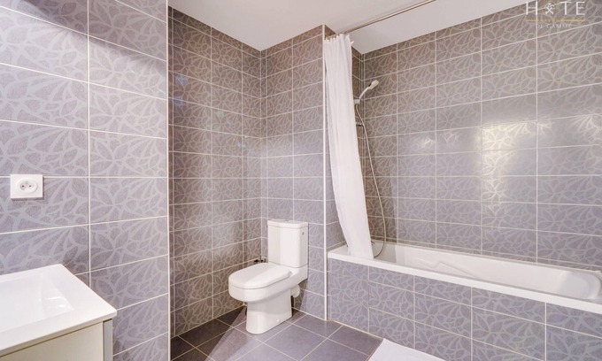 Merignac Apartment | Central Appartement at Jardins de Flore with Kitchen & Breakfast