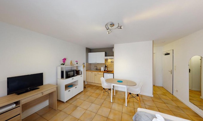 Annecy House | Cozy Jardins Ouvriers T1 for 2 with Parking in Nice