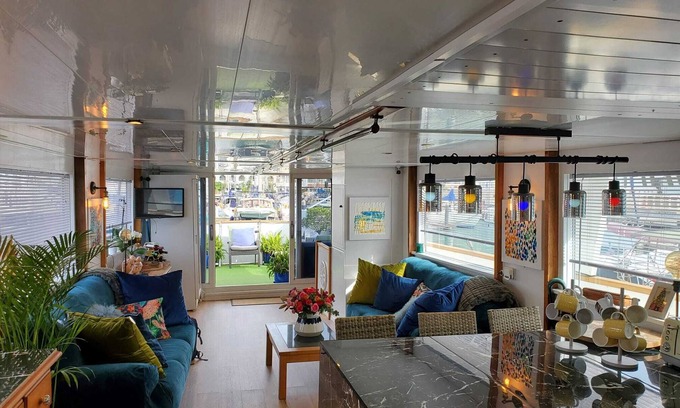 Gibraltar Boat Rental | Discover Jasmine Coral Jay Boatel: Ideal for Family Getaways