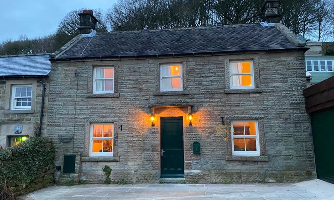 Birchover House | Jasmine Cottage: Family-Friendly Retreat for Your Getaway