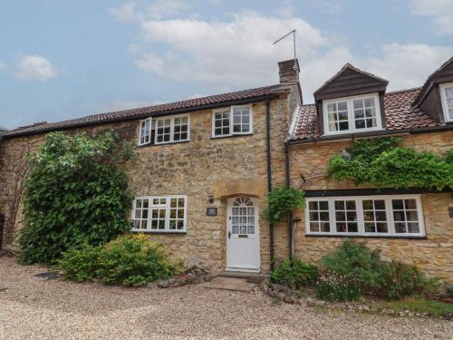 South Perrott House | Pet-Friendly Jasmine Cottage: Ideal Family Retreat