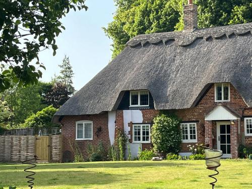 Blandford Forum House | Guest Rated 9.8: Family-Friendly Jasmine Cottage Retreat