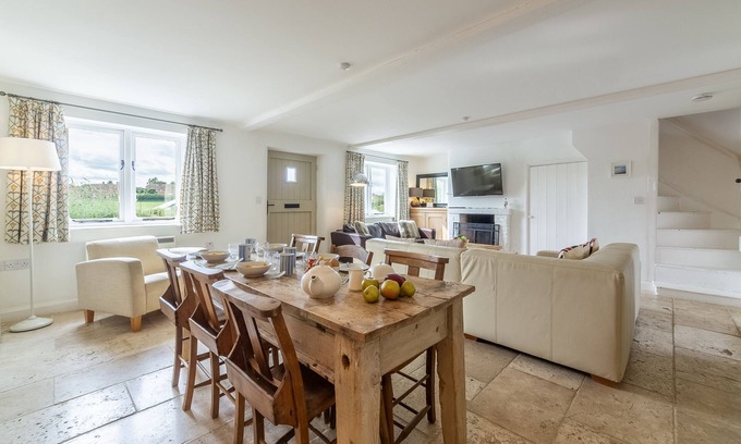 South Creake Cottage | Charming Jasmine Cottage with Ocean Views in South Creake
