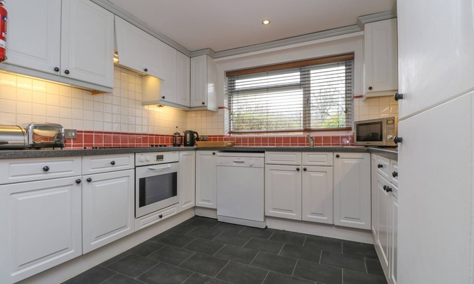 St Wenn House | Family-Friendly Jasmine Cottage with Pool in Wadebridge