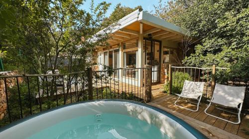 Amirim House | Relax at Jasmine House: Pet-Friendly Oasis with Ocean Views