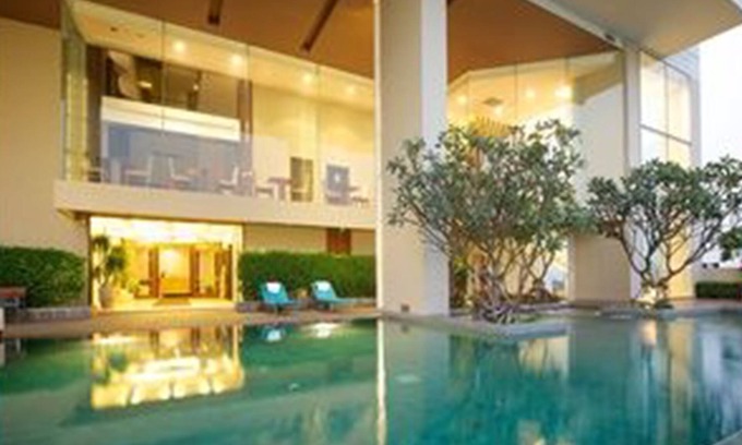 Phra Khanong Nuea Hotel | Relax at Jasmine Resort: 5-Star Spa Oasis with Pool