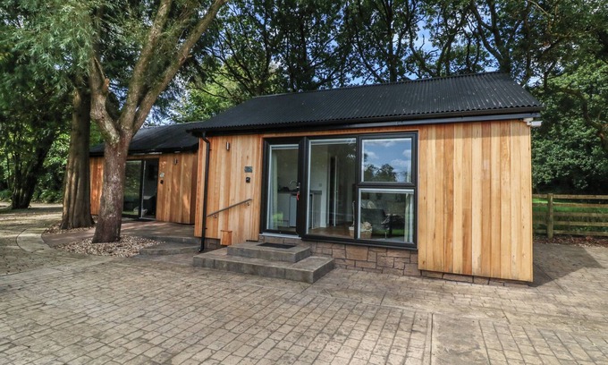 Swimbridge Cottage | Romantic Getaway at JASMINE with Hot Tub in Barnstaple