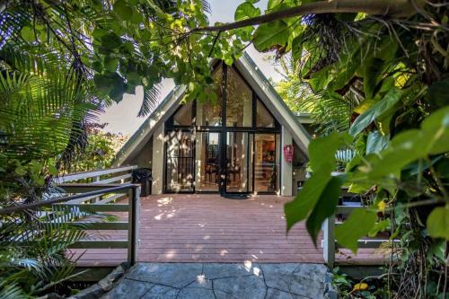 Haiku Ski Chalet | Escape to Jasmine Suite in Haiku's Lush Tropical Haven