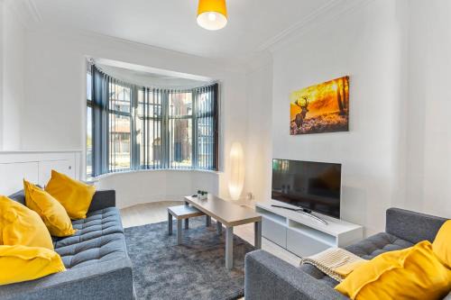 Nottingham Apartment | Jasmine Villa A: Family-Friendly Stay Near QMC & Uni