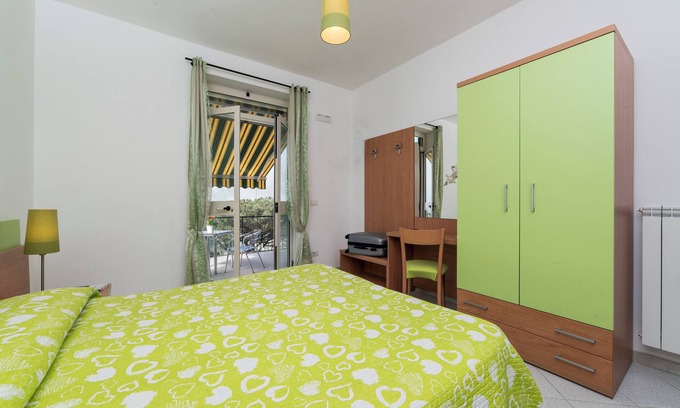 San Lazzaro Cabin | Cozy Jasmine Retreat - En-Suite & Ocean Views on Amalfi Coast