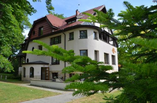 Polanica-Zdroj Hotel | Pet-Friendly Getaway at Jasny Dwór with Breakfast Included