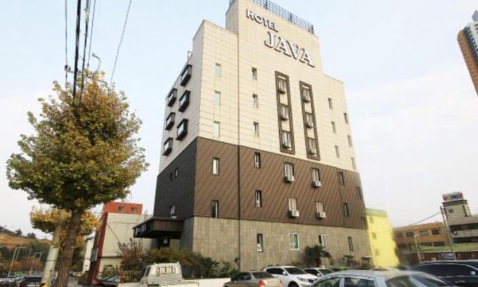 Gwangyang Hotel | Eco-Friendly Java Hotel: Family Retreat with Breakfast & Hot Tub
